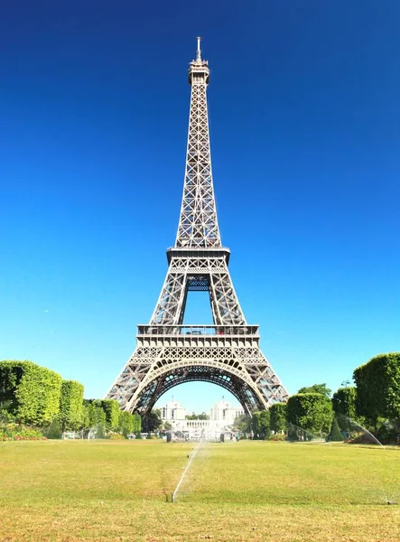 A bela Torre Eiffel em Paris, França — Fotografia de Stock