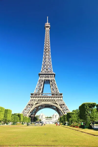 A bela Torre Eiffel em Paris, França — Fotografia de Stock