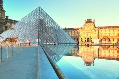 Paris, Fransa: 20 Haziran 2017: Louvre olduğunu dünyanın en büyük Müzesi ve şehir merkezinde yer alan tarihi bir anıt 