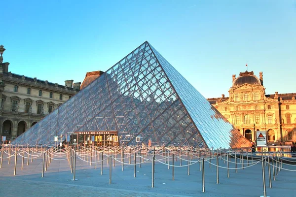 Paris, França: 20 de junho de 2017: O Louvre é o maior museu do mundo e um monumento histórico localizado no centro da cidade — Fotografia de Stock