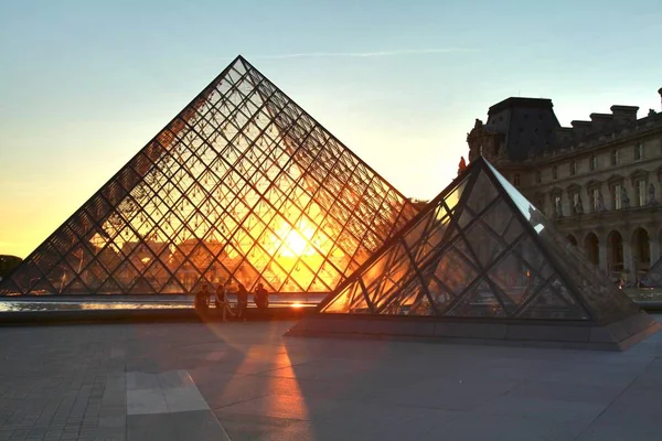Paris, França: 20 de junho de 2017: O Louvre é o maior museu do mundo e um monumento histórico localizado no centro da cidade — Fotografia de Stock