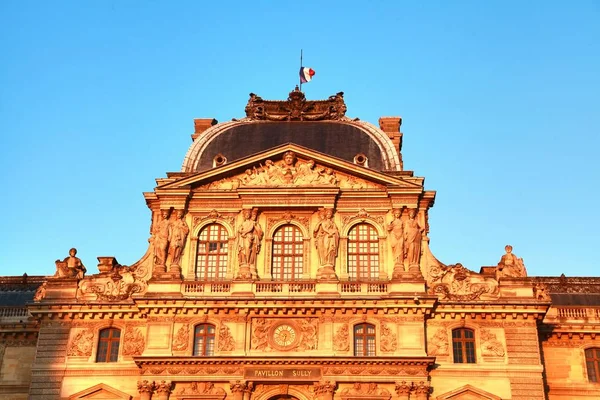 París, Francia: 20 de junio de 2017: El Louvre es el museo más grande del mundo y un monumento histórico situado en el centro de la ciudad — Foto de Stock