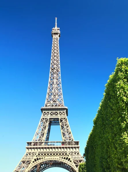 A bela Torre Eiffel em Paris, França — Fotografia de Stock