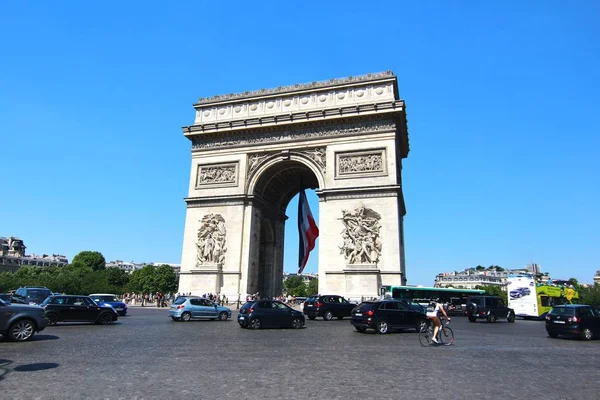 Paris, França: 18 de junho de 2017: O Arco do Triunfo é o monumento mais famoso de Paris — Fotografia de Stock