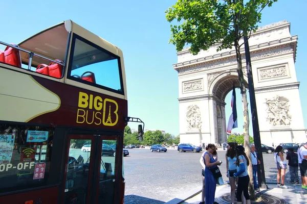 París, Francia: 18 de junio de 2017: El Arco del Triunfo es el monumento más famoso de París — Foto de Stock