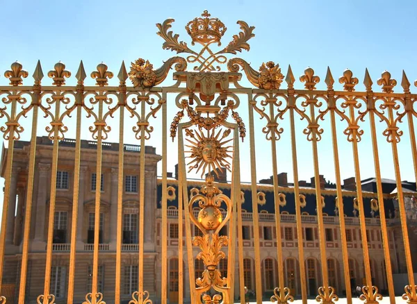 Versalhes, França: 19 de junho de 2017: O Palácio de Versalhes está localizado no centro da cidade, a cerca de 16 milhas de Paris — Fotografia de Stock