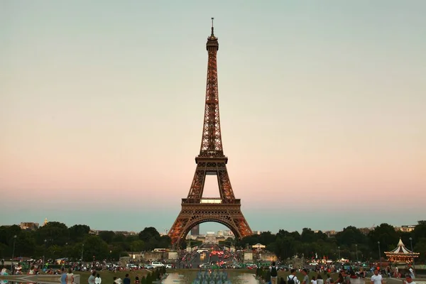 A bela Torre Eiffel em Paris, França — Fotografia de Stock