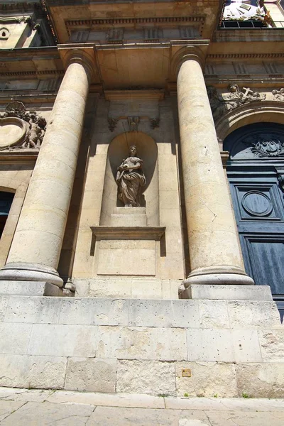 Paris, França: 19 de junho de 2017: Igreja de Notre-Dame, Versalhes é uma igreja paroquial católica romana — Fotografia de Stock