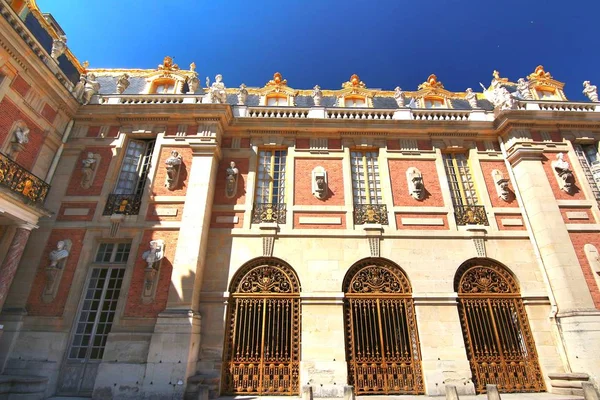 Versalhes, França: 19 de junho de 2017: O Palácio de Versalhes está localizado no centro da cidade, a cerca de 16 milhas de Paris — Fotografia de Stock