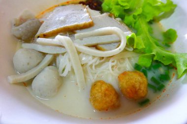 Balık noodle bir kase çorba ile 