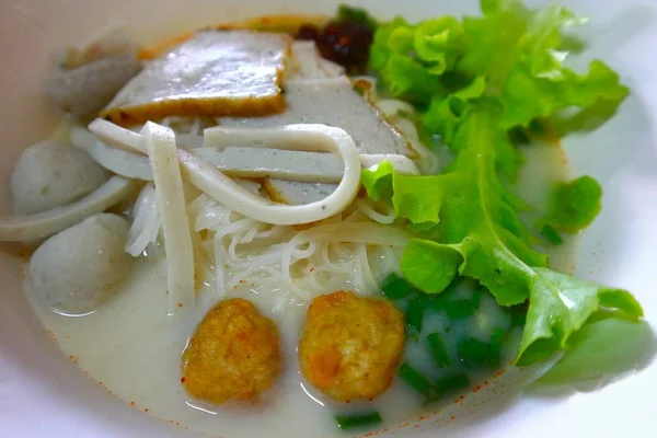 Macarrão de peixe com sopa em uma tigela — Fotografia de Stock