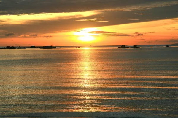 O pôr do sol em Bai Khem Beach é uma das praias mais bonitas da Ilha Phu Quoc, vietnam — Fotografia de Stock
