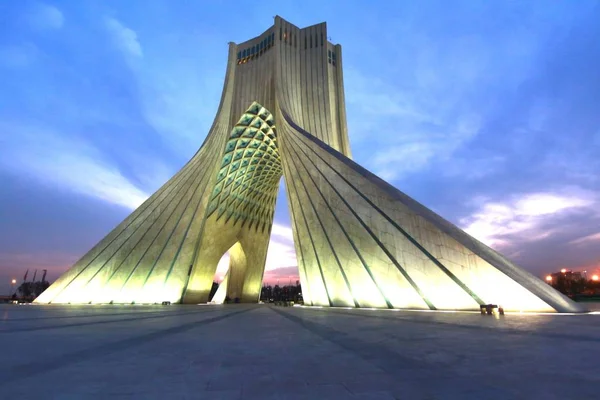 Azadi tornyot található Azadi Square, Teherán, Irán — Stock Fotó