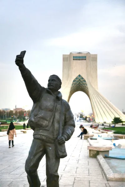 Tour Azadi située sur la place Azadi, à Téhéran, Iran — Photo