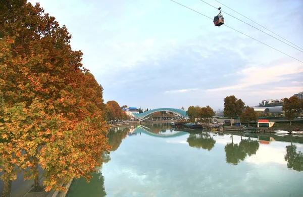 Barış Köprüsü olan bir yay şeklinde yaya köprüsü, Tiflis, Gürcistan — Stok fotoğraf