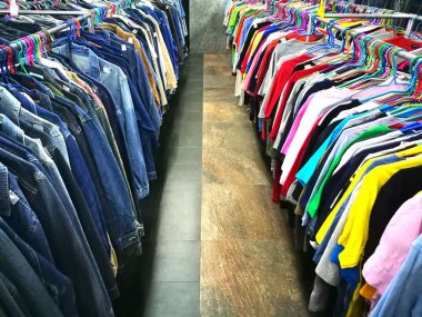 İkinci el kıyafetler içinde belgili tanımlık çarşı