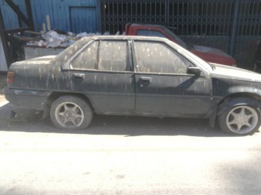 Bir araba bir sokakta çöp