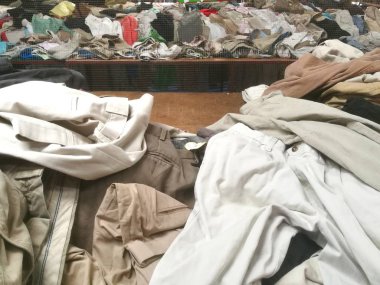 İkinci el kıyafetler içinde belgili tanımlık çarşı