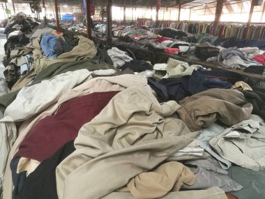 İkinci el kıyafetler içinde belgili tanımlık çarşı