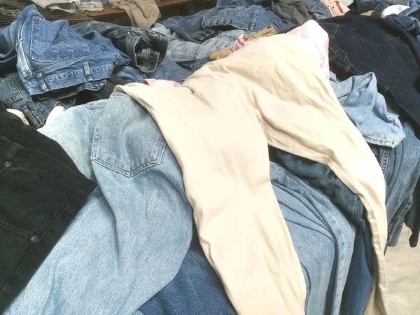 Die Second-Hand-Kleidung auf dem Markt — Stockfoto