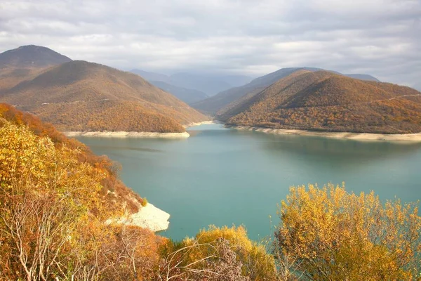 El otoño en la autopista militar georgiana en Tiflis, Georgia —  Fotos de Stock