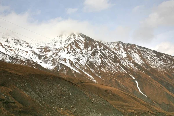 Die schöne aussicht an der georgischen militärautobahn in tiflis, georgien — Stockfoto