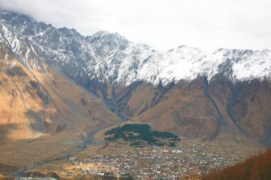 Mount Kazbek Kazbegi Georgia bölgesinde bulunan Kafkasya büyük dağlar biridir