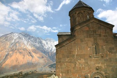 Gergeti trinity Kilisesi Mount Kazbegi Gürcistan'daki altında 2170 metre yükseklikte