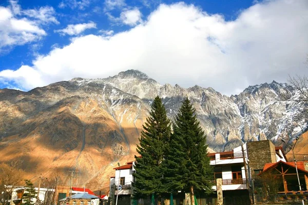 Monte Kazbek es una de las principales montañas del Cáucaso ubicada en el distrito de Kazbegi en Georgia. — Foto de Stock