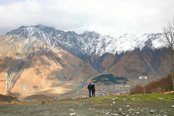 Der Berg Kazbek ist einer der bedeutendsten Berge des Kaukasus und liegt im Bezirk Kazbegi in Georgien — Stockfoto