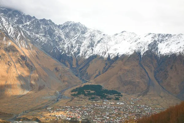 Der Berg Kazbek ist einer der bedeutendsten Berge des Kaukasus und liegt im Bezirk Kazbegi in Georgien — Stockfoto