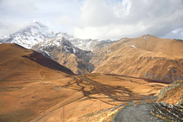 마운트 Kazbek 조지아에서 Kazbegi 지구에 있는 코 카 서 스의 주요 산맥 중 하나입니다. — 스톡 사진