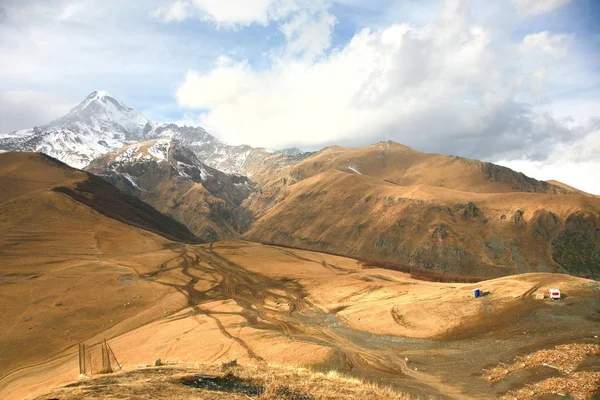 Mount Kazbek είναι ένα από τα μεγάλα βουνά του Καυκάσου βρίσκεται στη συνοικία Kazbegi στη γεωργία — Φωτογραφία Αρχείου