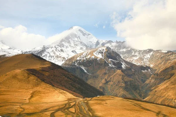 Mount Kazbek είναι ένα από τα μεγάλα βουνά του Καυκάσου βρίσκεται στη συνοικία Kazbegi στη γεωργία — Φωτογραφία Αρχείου