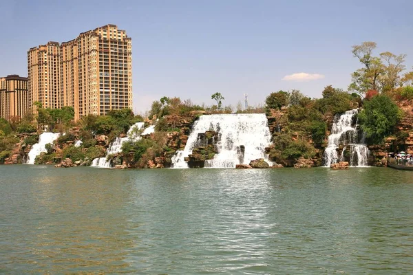Kunming Waterfall Park à Kunming, Chine est devenu le plus grand parc de cascades en Asie — Photo
