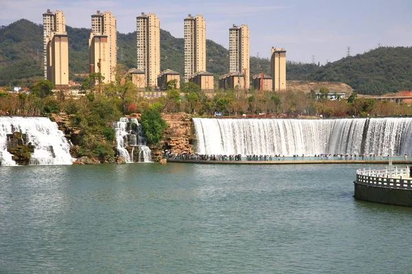 Kunming Waterfall Park em Kunming, China tornou-se o maior parque de cachoeira da Ásia — Fotografia de Stock