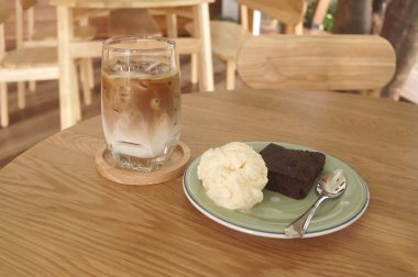 Kahve dükkanında buzlu kahve tarifi.