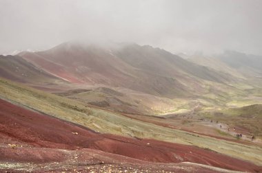 Gökkuşağı Dağı, Peru 'nun Cusco bölgesinde deniz seviyesinden 5,200 metre yükseklikte bir dağdır.