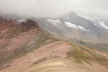 Gökkuşağı Dağı, Peru 'nun Cusco bölgesinde deniz seviyesinden 5,200 metre yükseklikte bir dağdır.