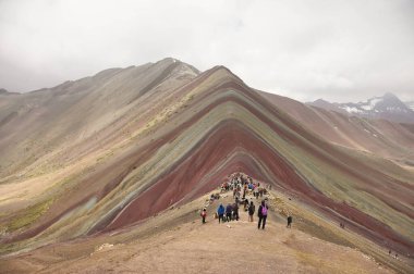 Gökkuşağı Dağı, Peru 'nun Cusco bölgesinde deniz seviyesinden 5,200 metre yükseklikte bir dağdır.