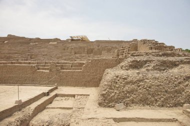 Huaca Pucllana, Orta Lima, Peru 'nun Miraflores bölgesinde yer alan büyük bir kerpiç ve kil piramididir.