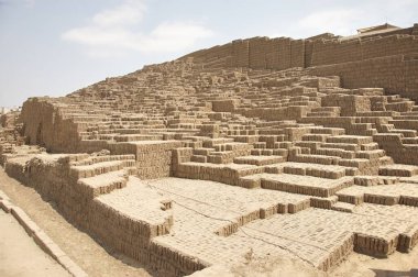 Huaca Pucllana, Orta Lima, Peru 'nun Miraflores bölgesinde yer alan büyük bir kerpiç ve kil piramididir.