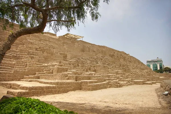 Huaca Pucllana, Orta Lima, Peru 'nun Miraflores bölgesinde yer alan büyük bir kerpiç ve kil piramididir.