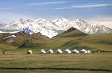 Kırgızistan 'lı Naryn, Song kul Gölü' nde geniş bir çayırdaki ger kampı. 