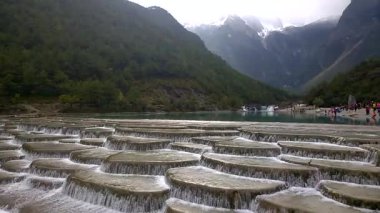 Lijiang şehrindeki Mavi Ay Vadisi 'nin güzel manzarası Yunan, Çin