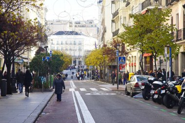 Madrid İspanya 4 Aralık 2019 Puerta del Sol, şehrin kalbinde büyük bir halk meydanıdır.