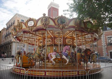 Madrid İspanya 4 Aralık 2019 Puerta del Sol, şehrin kalbinde büyük bir halk meydanıdır.