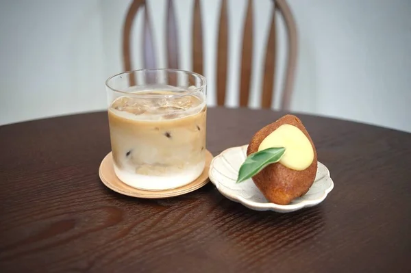 Eiskaffee Latte Serviert Mit Dessert — Stockfoto