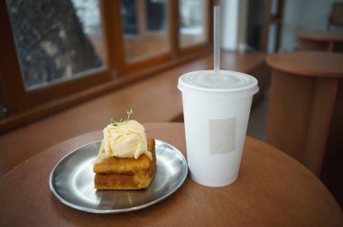 Bir dükkanda buzlu sütlü kahve.