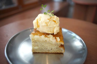 Üstünde vanilyalı dondurma olan kızarmış ekmek.